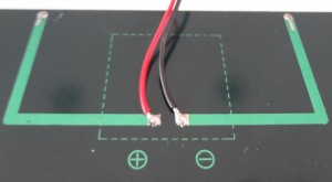 Fios soldados no painel solar